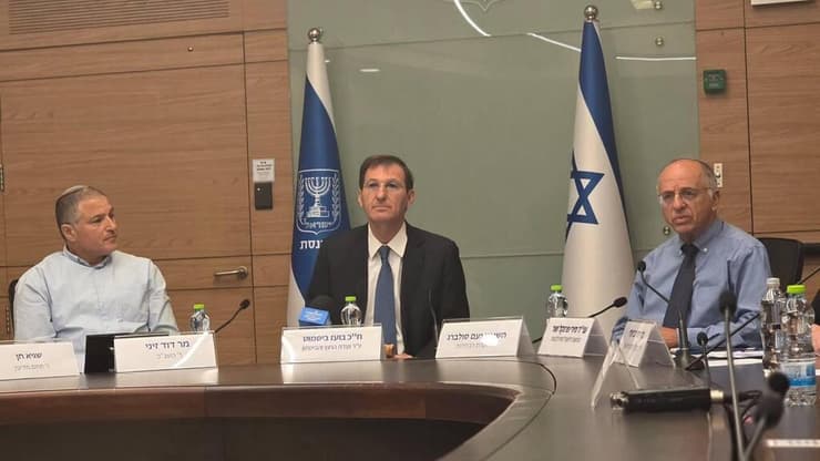 מימין: סולברג, ביסמוט וזיני ראש השב"כ דוד זיני, השופט נועם סולברג ובעוז ביסמוט בועדת חוץ וביטחון בהשתתפות ראש השב"כ בנושא התערבות זרה בבחירות