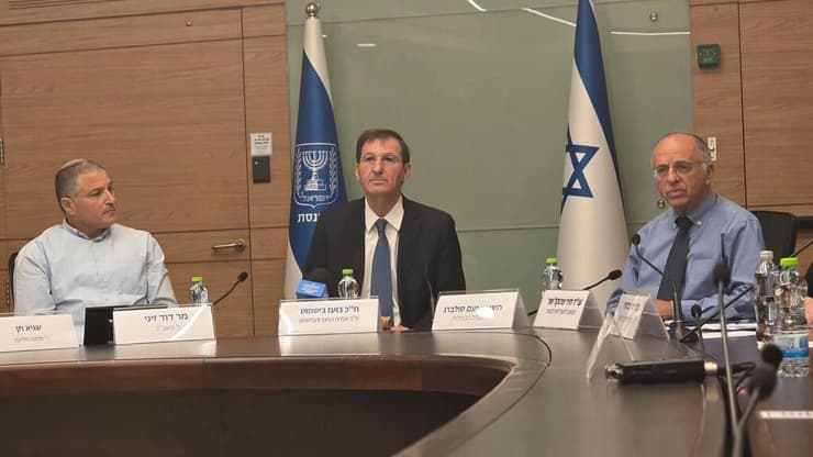 ראש השב"כ דוד זיני, השופט נועם סולברג ובעוז ביסמוט בועדת חוץ וביטחון בהשתתפות ראש השב"כ בנושא התערבות זרה בבחירות