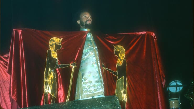 מתוך Earth, Wind & Fire: בין שמיים לאדמה