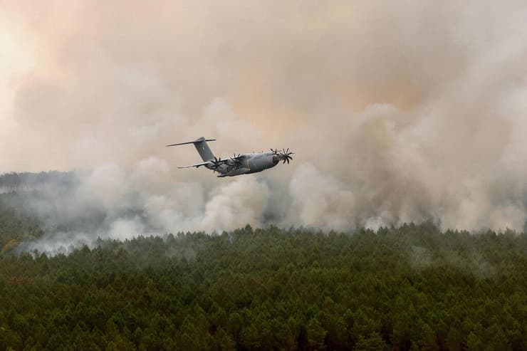 צילום: Abdul Saboor / POOL / AFP מטוס צבאי A400M אטלס מסייע בכיבוי שריפה באזור בורדו צרפת 25 ביולי