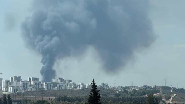 העשן נראה גם ממרחק שריפה בשני מפעלים באזור התעשייה בשדרות