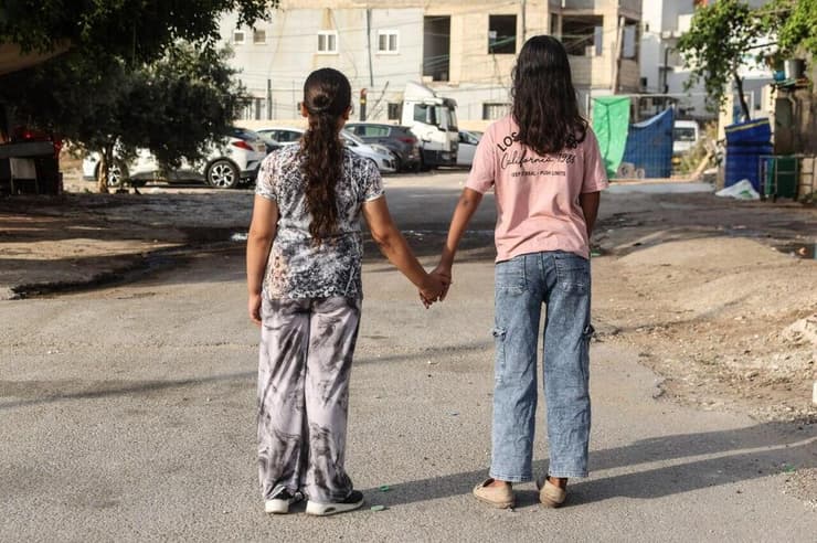 שתי נערות שהתייתמו מהורה בגלל האלימות בחברה הערבית