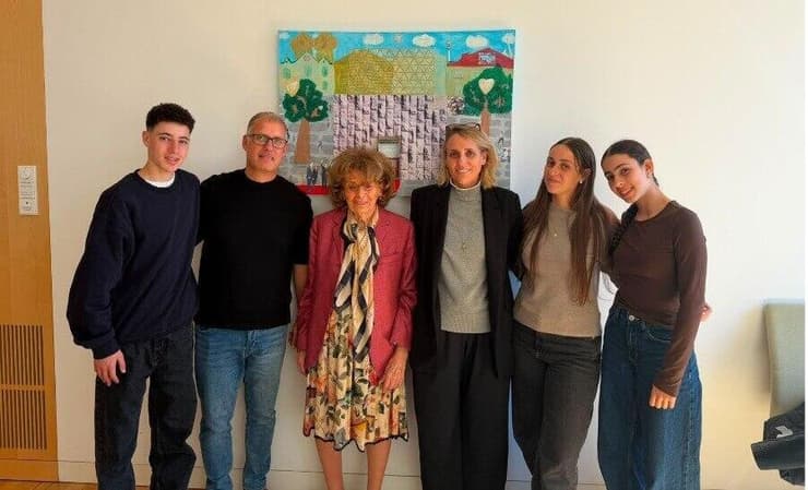 משפחת אברמוביץ ביחד עם ד"ר שרלוטה קונבלוך, נשיאת הקהילה היהודית במינכן 