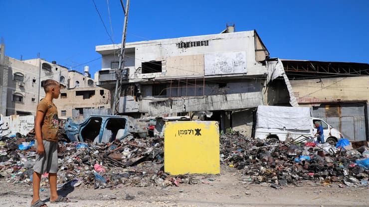 בהמשך צה"ל אמור לסגת. בטונדות בקו הצהוב בעזה (צילום: REUTERS/Ebrahim Hajjaj) הבטונדות בקו הצהוב בעזה