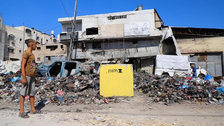 "ההחלטה היא של ישראל" הבטונדות בקו הצהוב בעזה (צילום: REUTERS/Ebrahim Hajjaj) הבטונדות בקו הצהוב בעזה