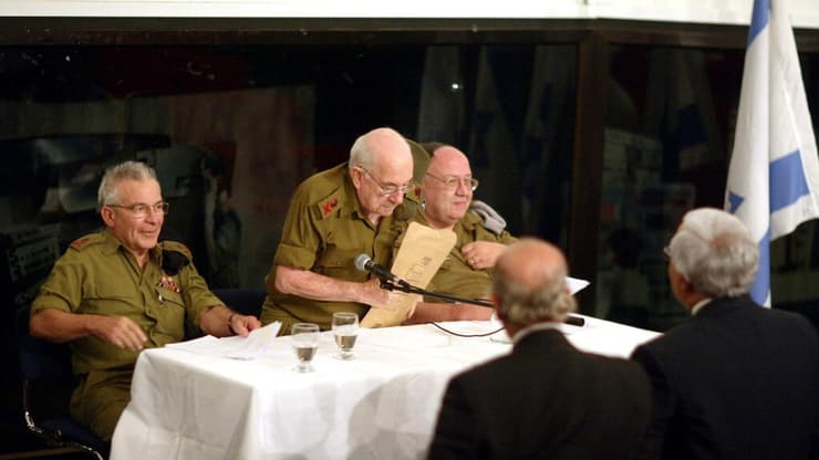 האלוף אביעזר יערי (משמאל) (צילום: מיכאל קרמר) האלוף אביעזר יערי