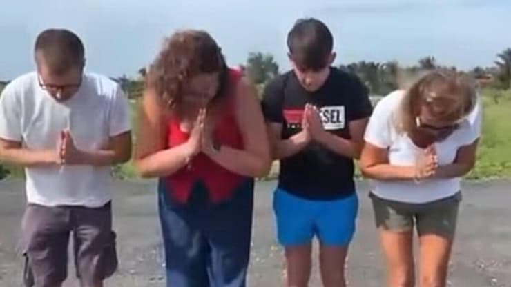 האיטלקים מבצעים מחוות "וואי" מסורתית ומתנצלים בפני העם התאילנדי בסרטון שפרסמה השגרירות