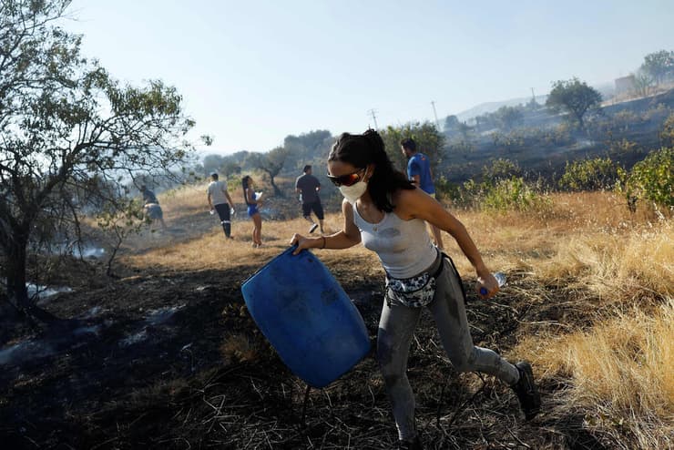 תושבים סייעו גם שם במאבק בלהבות (צילום: Oscar DEL POZO / AFP) שריפה מערבית ל מדריד ספרד
