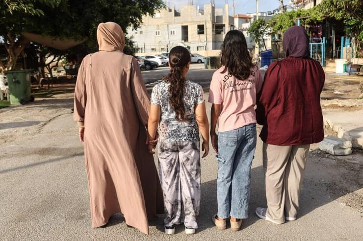 שתי נערות שהתייתמו מהורה בגלל האלימות בחברה הערבית