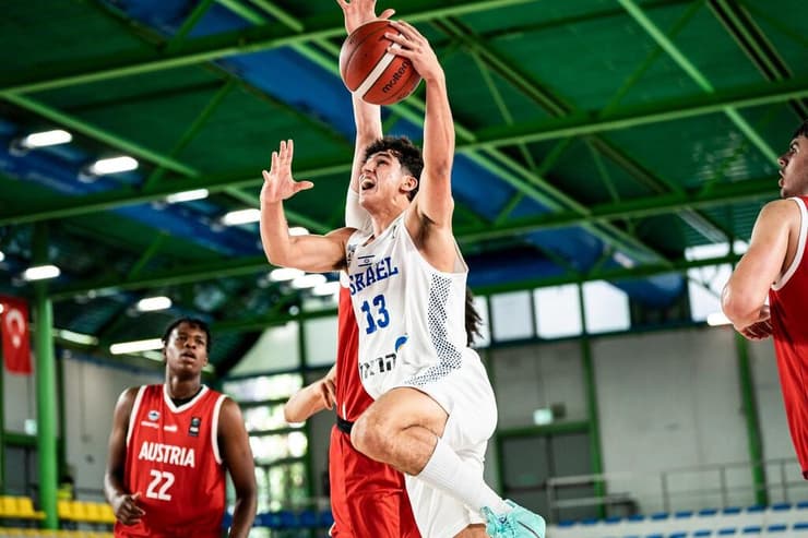 עזריאל מעל הגנת אוסטריה (צילום: FIBA) אליפות אירופה לנוער ישראל אוסטריה אמיתי עזריאל