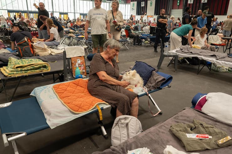 צילום: AP Photo/Caroline Blumberg צרפת מקלט למפונים ב בורדו בעקבות שריפה