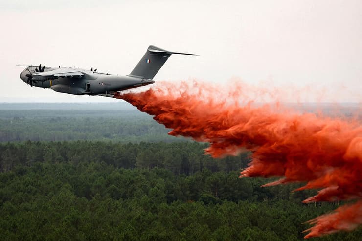מטוס צבאי A400M אטלס מסייע בכיבוי השריפה ליד בורדו, שלשום (צילום: Abdul Saboor / POOL / AFP) מטוס צבאי A400M אטלס מסייע בכיבוי שריפה באזור בורדו צרפת 25 ביולי