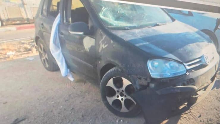 המכונית שאותרה עם שמשה מנופצת (צילום: דוברות משטרה) הרכב של אלדר שנמצא בפתח תקווה