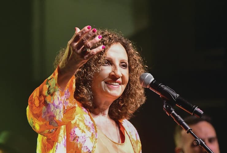 גליקריה מופיעה  בעין השופט. אמיצה