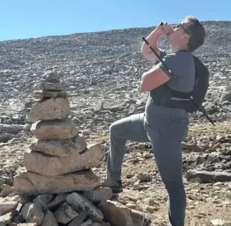 דייוויד סיפלדי עם מקל ההליכה תקוע בגופו
