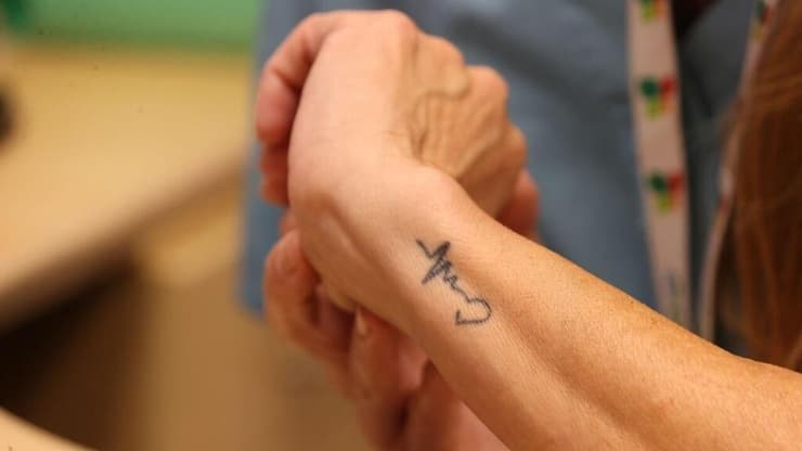פרופ' קטיה אורבין עם קעקוע לזכר ד"ר אורן זוסמן שנפטר בבית החולים בילינסון