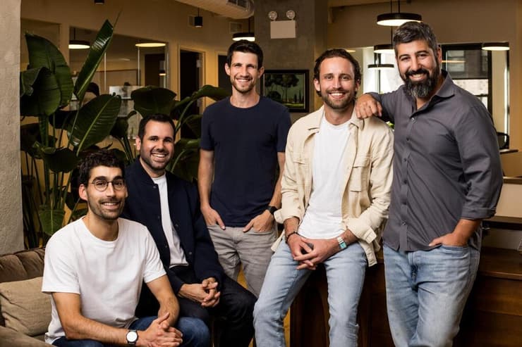 מייסדי שתי החברות יותם שגב (ימין), דני בריקמן, יונתן איתי, עמית צימרמן, תמר בר אילן