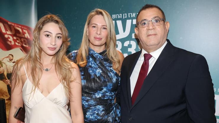 "להיות הבת-של זה לדעת שאת בעין הציבורית כל הזמן". נועה יצפאן (משמאל), עם הוריה - גלית ואלי יצפאן. בפרימיירת "גבעה 338" (צילום: רפי דלויה) פרימיירה גבעה 338