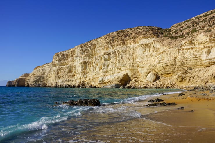 החול האדמדם והמצוקים של Red Beach, יוון