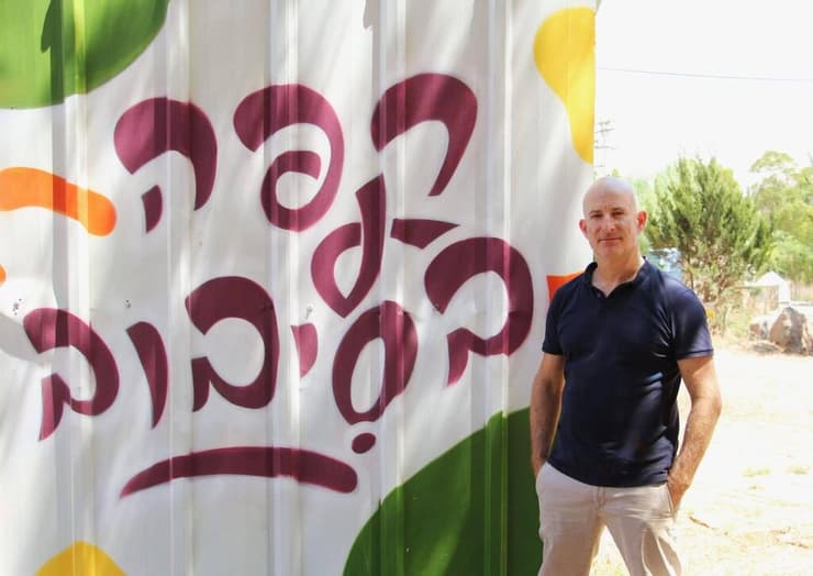 חגי הורוביץ ב"קפה בסיבוב" בכפר עזה