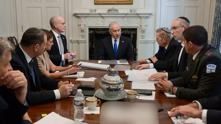 נתניהו וצוותו בהכנה לפגישה (צילום: מעיין טואף/ לע״מ) ראש הממשלה בנימין נתניהו וצוותו בהכנה לקראת הפגישה עם הנשיא טראמפ בבית הלבן