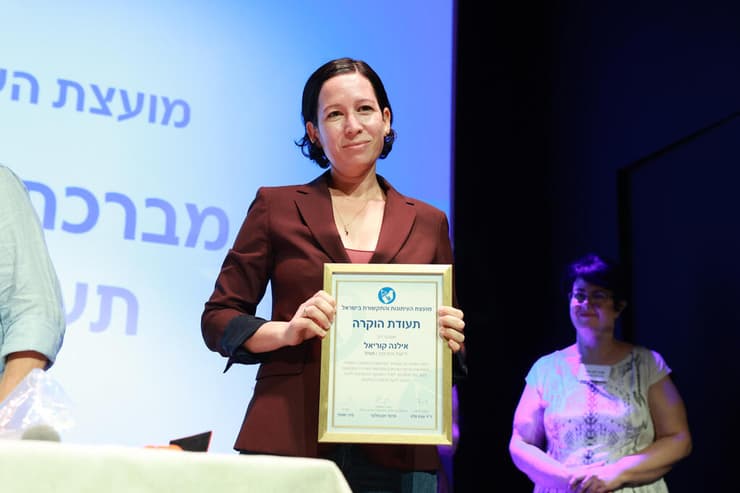 "סיקרה באופן אנושי ורגיש את יישובי הנגב המערבי והעוטף בשעתם הקשה ביותר". אילנה קוריאל (צילום: דנה קופל) אילנה קוריאל באירוע חלוקת תעודות הוקרה והערכה מטעם מועצת העיתונות והתקשורת בישראל