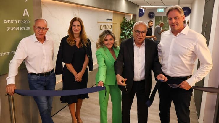 מימין לשמאל: גידי לשץ, מנכ"ל אסותא מרכזים רפואיים, שוקי שמר, יו"ר אסותא מרכזים רפואיים, ד"ר אנג'לה עירוני, מנהלת בית החולים החדש אסותא ראשון לציון, סיגל דדון לוי, מנכ"לית מכבי שירותי בריאות ורן סער, יו"ר מכבי שירותי בריאות (צילום: דוברות אסותא) מימין לשמאל: גידי לשץ, מנכ"ל אסותא מרכזים רפואיים, שוקי שמר, יו"ר אסותא מרכזים רפואיים, ד"ר אנג'לה עירוני, מנהלת בית החולים החדש אסותא ראשון לציון, סיגל דדון לוי, מנכ"לית מכבי שירותי בריאות ורן סער, יו"ר מכבי שירותי בריאות