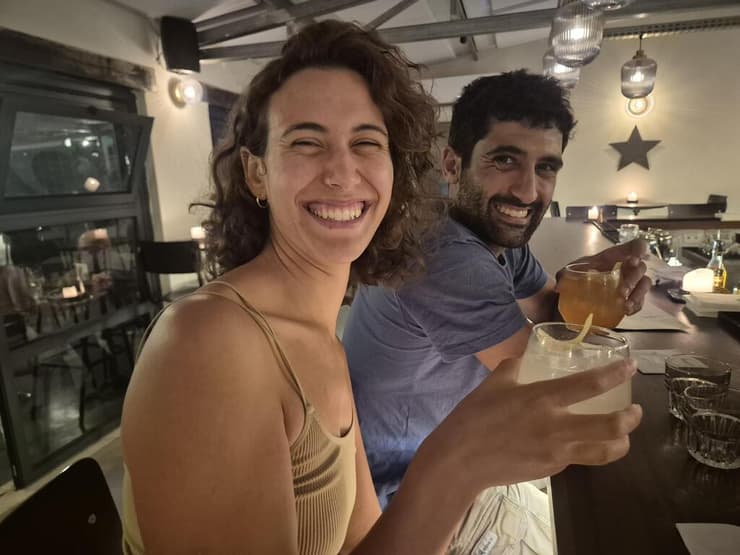לקוחות מרוצים על הבר (צילום: אסף קמר) לקוחות מרוצים על הבר