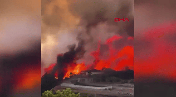 תיעוד שפורסם ב"הורייט" מאחד הבתים שניזוקו בשריפה באנטליה, טורקיה שריפה אנטליה טורקיה