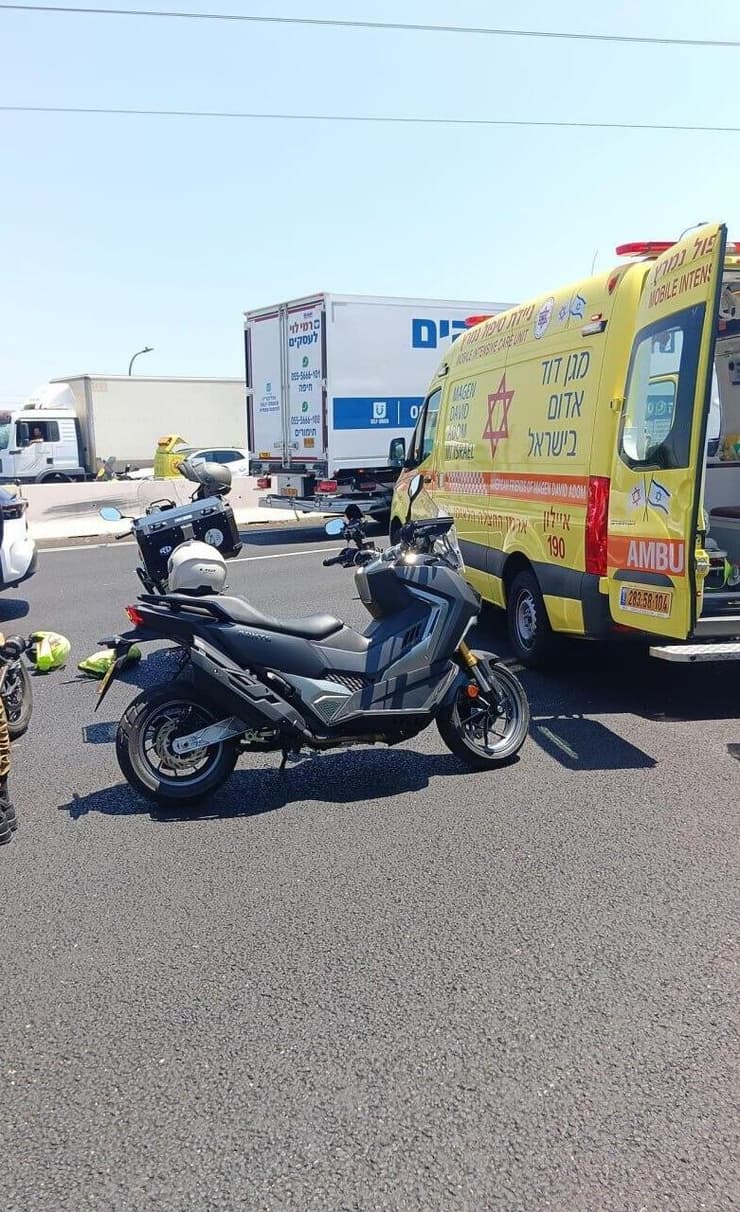 זירת התאונה בכביש 4 (צילום: תיעוד מבצעי מד"א) תאונה בכביש 4