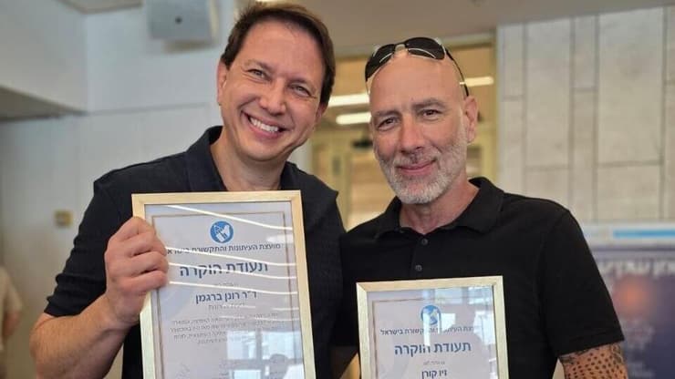 זיו קורן ורונן ברגמן באירוע חלוקת תעודות הוקרה והערכה מטעם מועצת העיתונות והתקשורת בישראל (צילום: הדס רוסו) רונן ברגמן וזיו קורן באירוע חלוקת תעודות הוקרה והערכה מטעם מועצת העיתונות והתקשורת בישראל