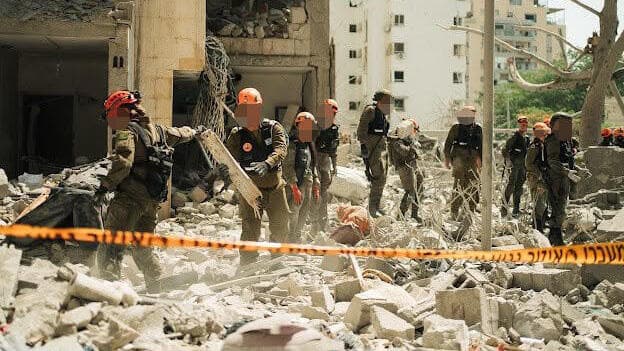 לוחמי חטיבת החילוץ בזירת הפגיעה הישירה של טיל ששוגר מאיראן בבת ים