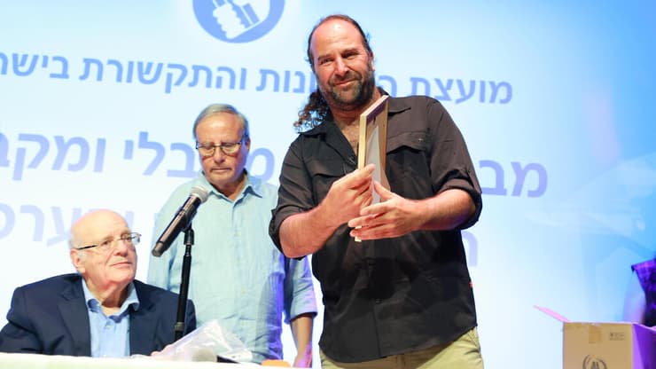 "הצטיינות, אומץ ומסירות יוצאת דופן בסיקור המלחמה מאז 7 באוקטובר". גיל יוחנן (צילום: דנה קופל) גיל יוחנן באירוע חלוקת תעודות הוקרה והערכה מטעם מועצת העיתונות והתקשורת בישראל