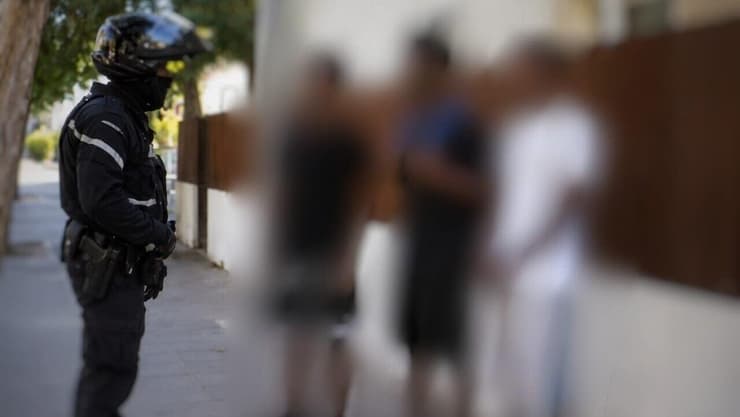 תיעוד מרגעי מעצר החשודים (צילום: דוברות המשטרה) תיעוד מרגעי מעצר החשודים