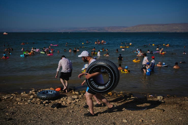 מתרחצים בכינרת, היום (צילום: AP Photo/Ohad Zwigenberg) מתרחצים כינרת