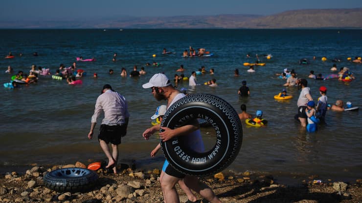 מתרחצים בכינרת, אתמול (צילום: AP Photo/Ohad Zwigenberg) מתרחצים כינרת