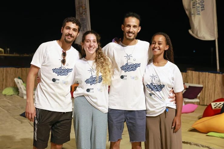 להיות במקום שבו הנערים והנערות מסתובבים ממילא. הצוות המטפל במתחם הלילה (צילום: דנה קופל) להיות במקום שבו הנערים והנערות מסתובבים ממילא. הצוות המטפל במתחם הלילה