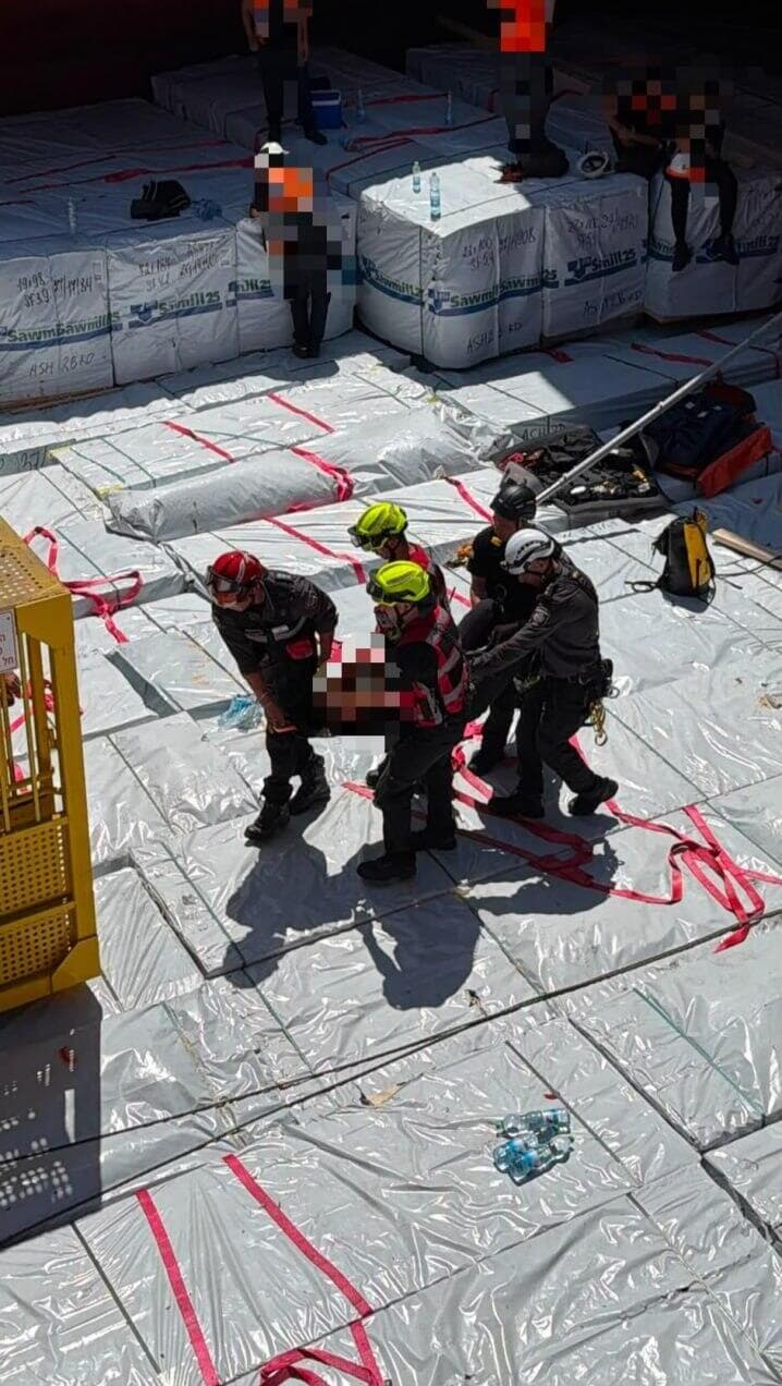 פועל נפל בבטן אונייה בנמל אשדוד, חולץ במצב בינוני והועבר לטיפול רפואי