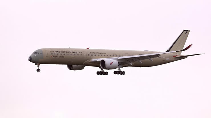 מטוס איירבוס A350-1000ULR של קוואנטס נוחת בנמל התעופה טולמרין במלבורן לאחר טיסת מסירה שנמשכה 19 שעות ו-13 דקות