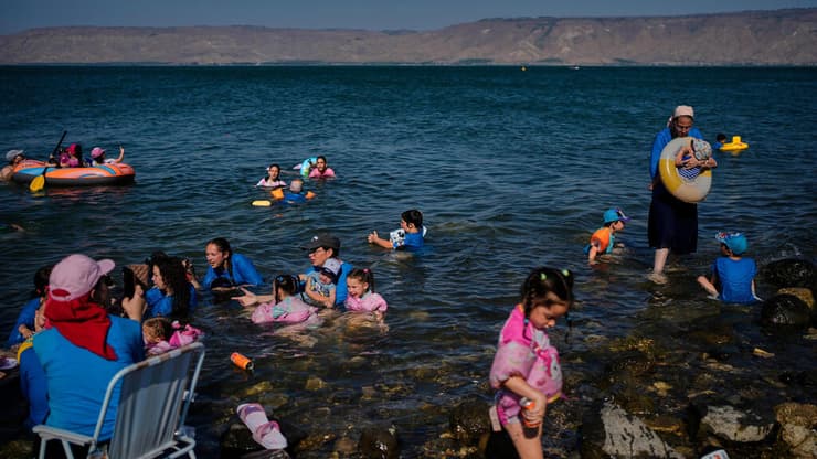מתרחצים בכינרת (צילום: AP Photo/Ohad Zwigenberg) מתרחצים כינרת