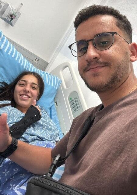 אסף יעיש וליאן כהן בשיקום. "יודעת איך להכיל אותי ואת הפציעה שלי" (צילום: אוסף פרטי) אסף יעיש וליאן כהן בשיקום