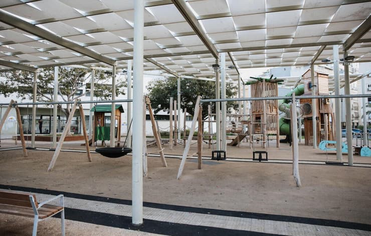 הצללה בגן שעשועים בבת ים (צילום: מריה ריבין) הצללה בגן שעשועים בבת ים