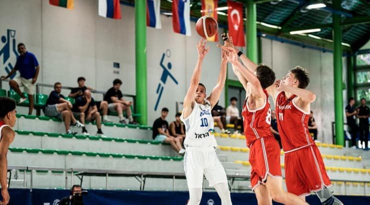 השתלט על הרבע השני. עומרי אורלנד (FIBA) השתלט על הרבע השני. עומרי אורלנד