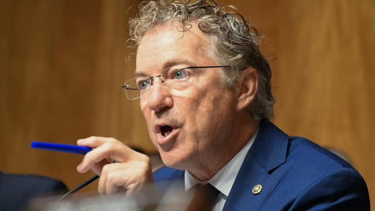 הסנאטור הרפובליקני ראנד פול. "מקדם נקמה אישית" (צילום: Alex WROBLEWSKI / AFP) הסנאטור הרפובליקני ראנד פול בשימוע ל ד"ר אנתוני פאוצ'י בסנאט על ה קורונה ארה"ב