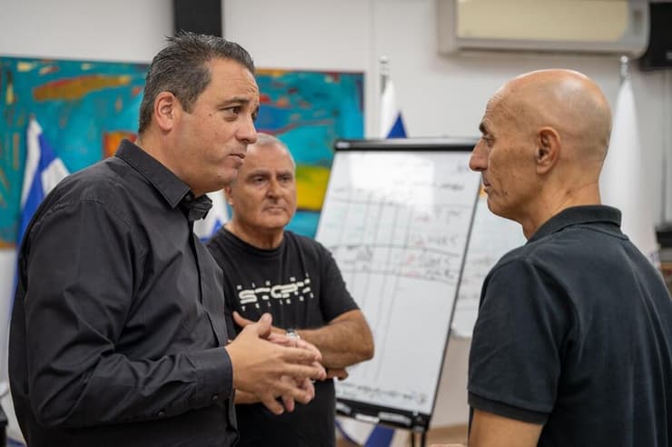רועי כהן (משמאל) עם יו"ר הארגון אייבי מוזס (במרכז) ואלוף במיל' גדי שמני, יו"ר ועד ידידי הארגון (צילום: ארגון נפגעי פעולות איבה) רועי כהן