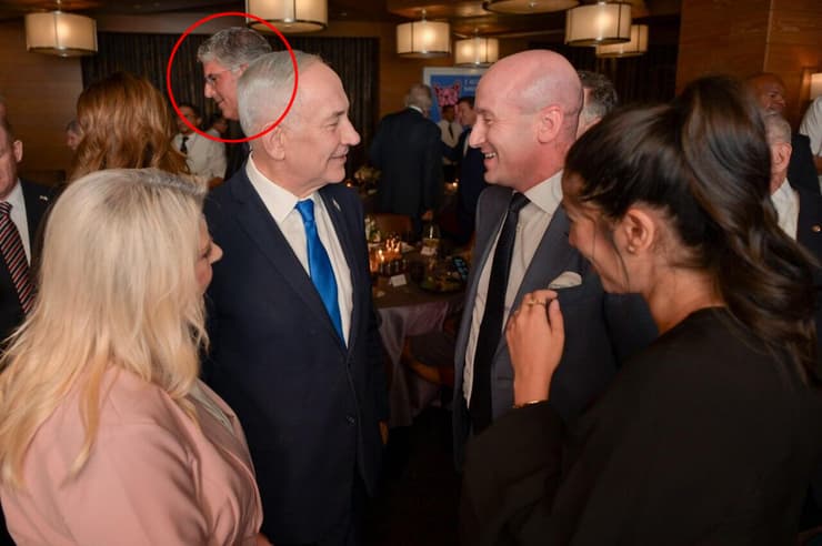 הזוג נתניהו בארוחת הערב, וסחנאווי ברקע (צילום: מעיין טואף, לע"מ | התמונה עברה עיבוד גרפי מטעם שרה נתניהו) ראש הממשלה בארוחת ערב לזכרו של הסנאטור לינדזי גרהאם בוושינגטון