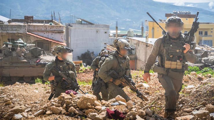 "כמילואימנקים, כל החיים שלנו הפכו להיות בערפל. הלימודים, הקריירה, העבודה, המשפחה". למצולמים אין קשר לנאמר בכתבה (דובר צה"ל) "כמילואימנקים, כל החיים שלנו הפכו להיות בערפל. הלימודים, הקריירה, העבודה, המשפחה". למצולמים אין קשר לנאמר בכתבה