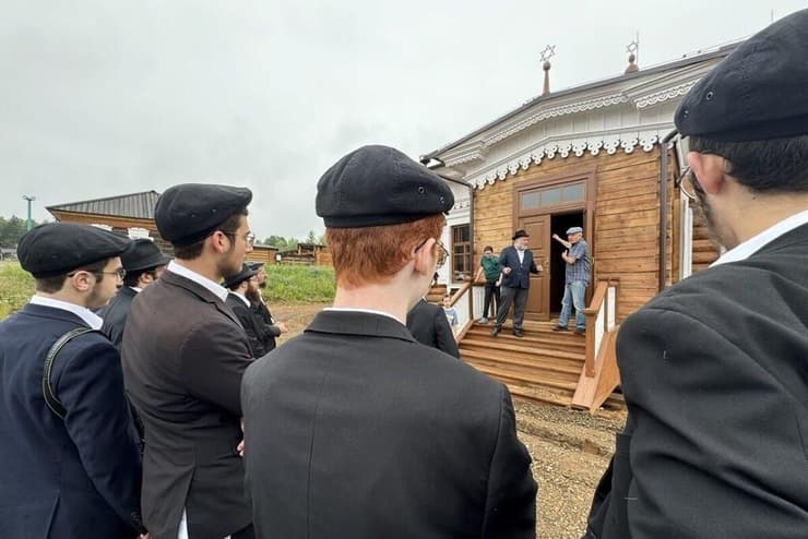 מחדשים את התפילות במקום (צילום: הקהילה היהודית) מחדשים את התפילות במקום