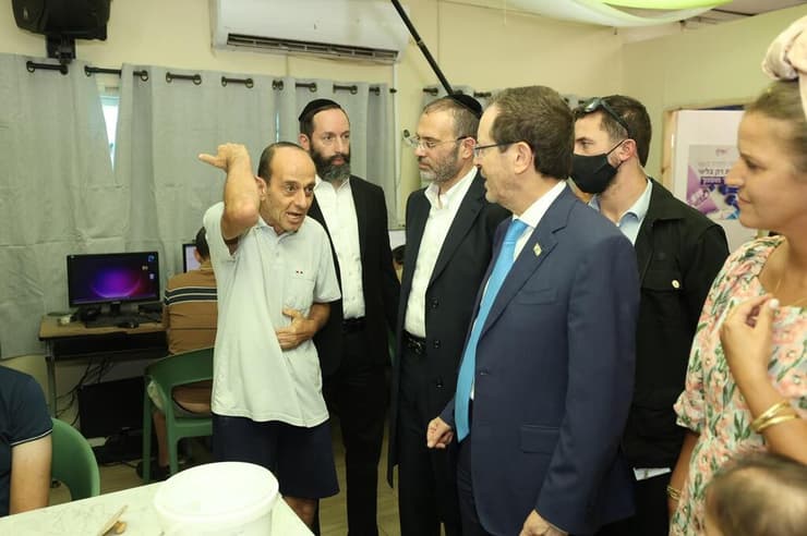 דגש על טיפול מותאם ועל שגרת חיים פעילה (צילום: באדיבות כפר "פרח") דגש על טיפול מותאם ועל שגרת חיים פעילה