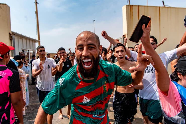 המהגרים שנכנסו קראו "ויוה אספניה" ו"להתראות מרוקו, שלום ספרד!" (צילום: AP Photo/Antonio Sempere) גבול ספרד מרוקו מהגרים נכנסים ל סאוטה